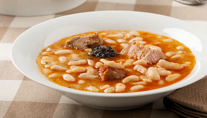 Receta fácil de alubias blancas con patatas