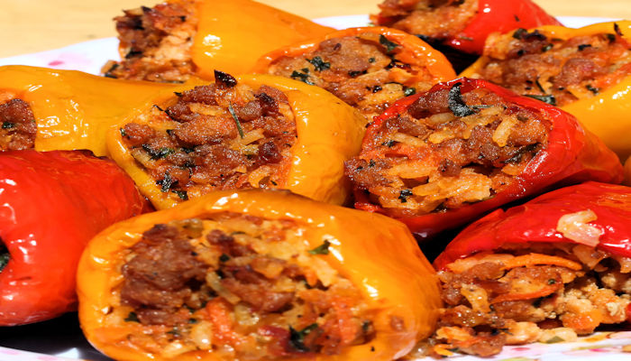 Receta fácil de pimientos rellenos de carne y arroz valencianos
