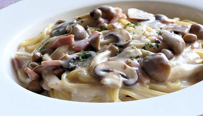 champiñones con nata y bacon