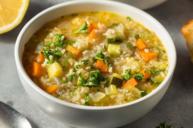 Deliciosa sopa de arroz y zanahoria para saborear