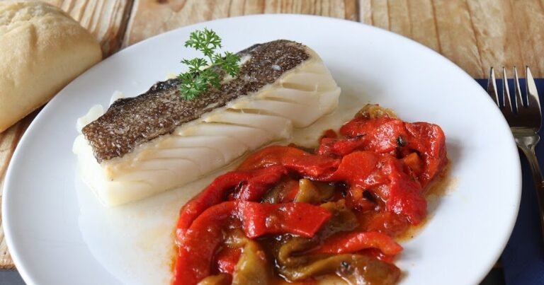 Delicioso bacalao con tomate y pimientos asados: ¡Sabor irresistible!