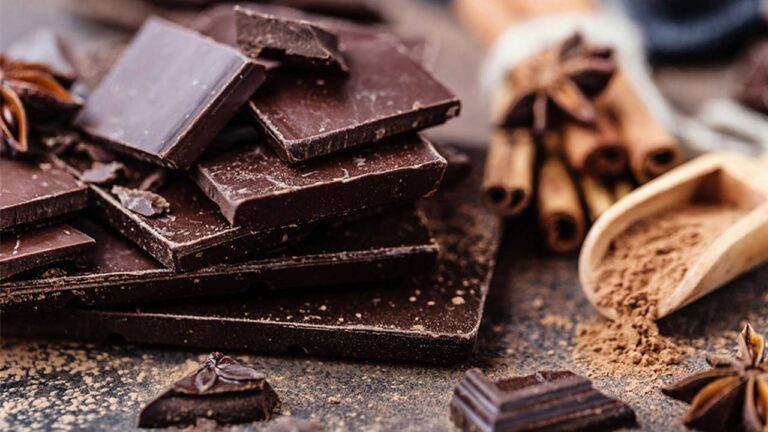 ¿El chocolate aumenta la tensión arterial? Descubre la verdad.
