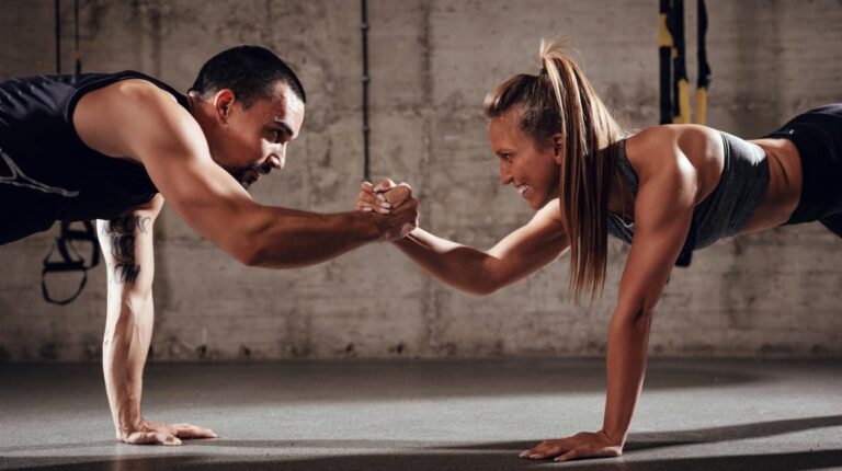 Entrena en pareja: Los mejores ejercicios de gym para fortalecer su relación
