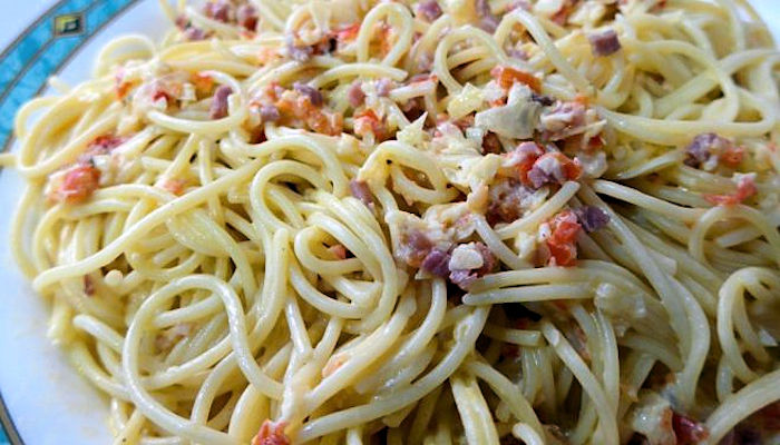 espaguetis al ajillo con un toque de jamón