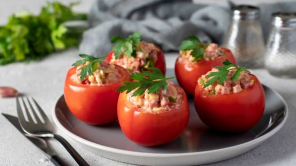 La cena perfecta: delicioso y saludable tomate y atún
