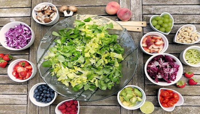 los beneficios de cenar ensalada