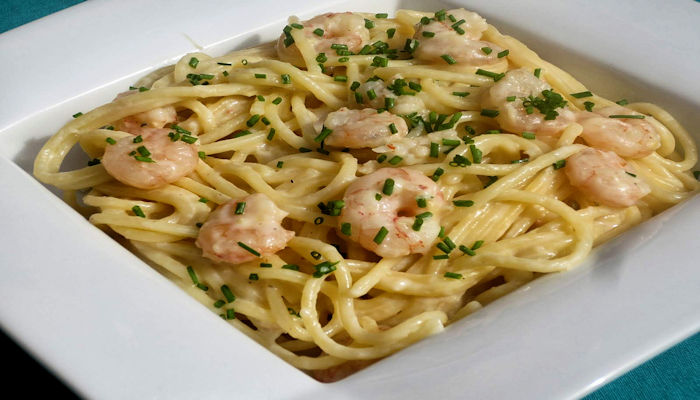 espaguetis a la carbonara con gambas