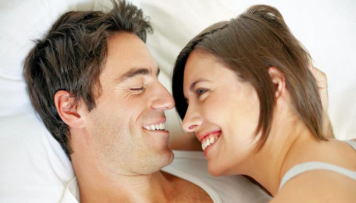 satisfacer a una mujer en la cama