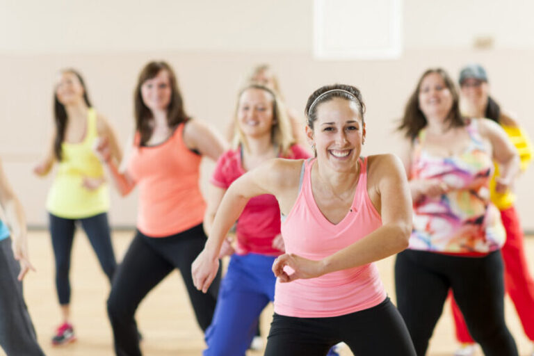 Zumba para mujeres: Descubre cómo mejora tu condición física y bienestar psicológico